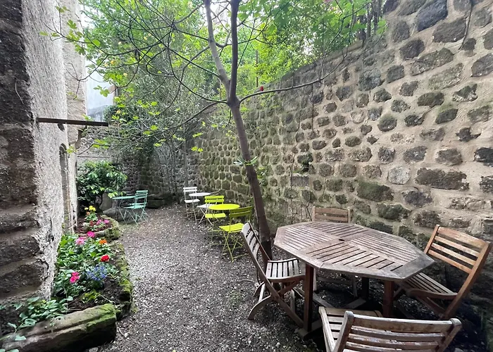 Aux Portes Du Mont Anis